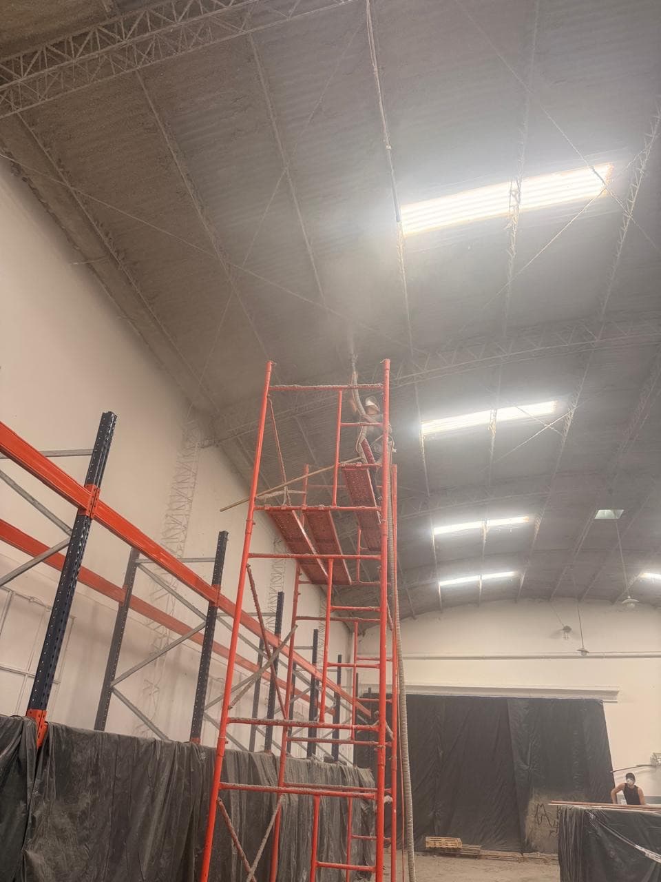 Techo de depósito de maquinaria con celulosa proyectada