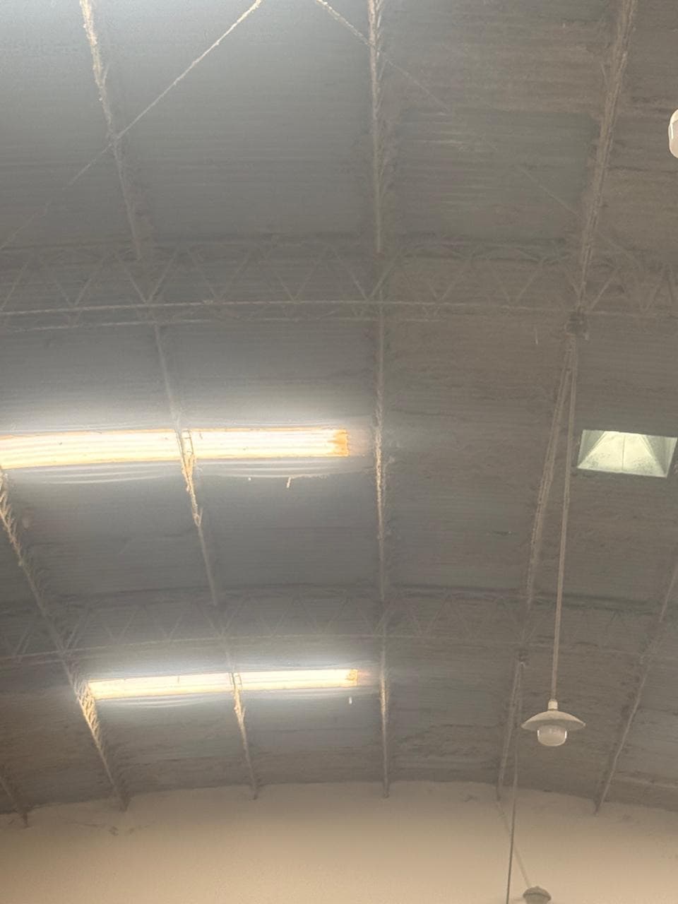 Detalle del techo aislado del depósito de maquinaria