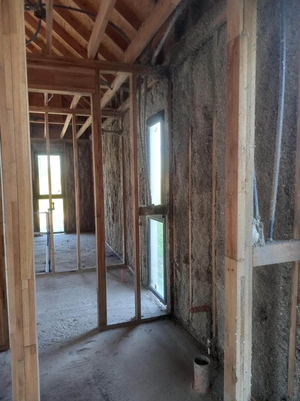 Pared en steel framing con celulosa proyectada en obra de Tandil