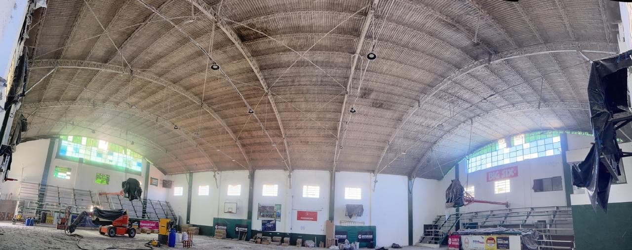 Vista general del techo del gimnasio del Club Pacífico ya aislado con celulosa proyectada